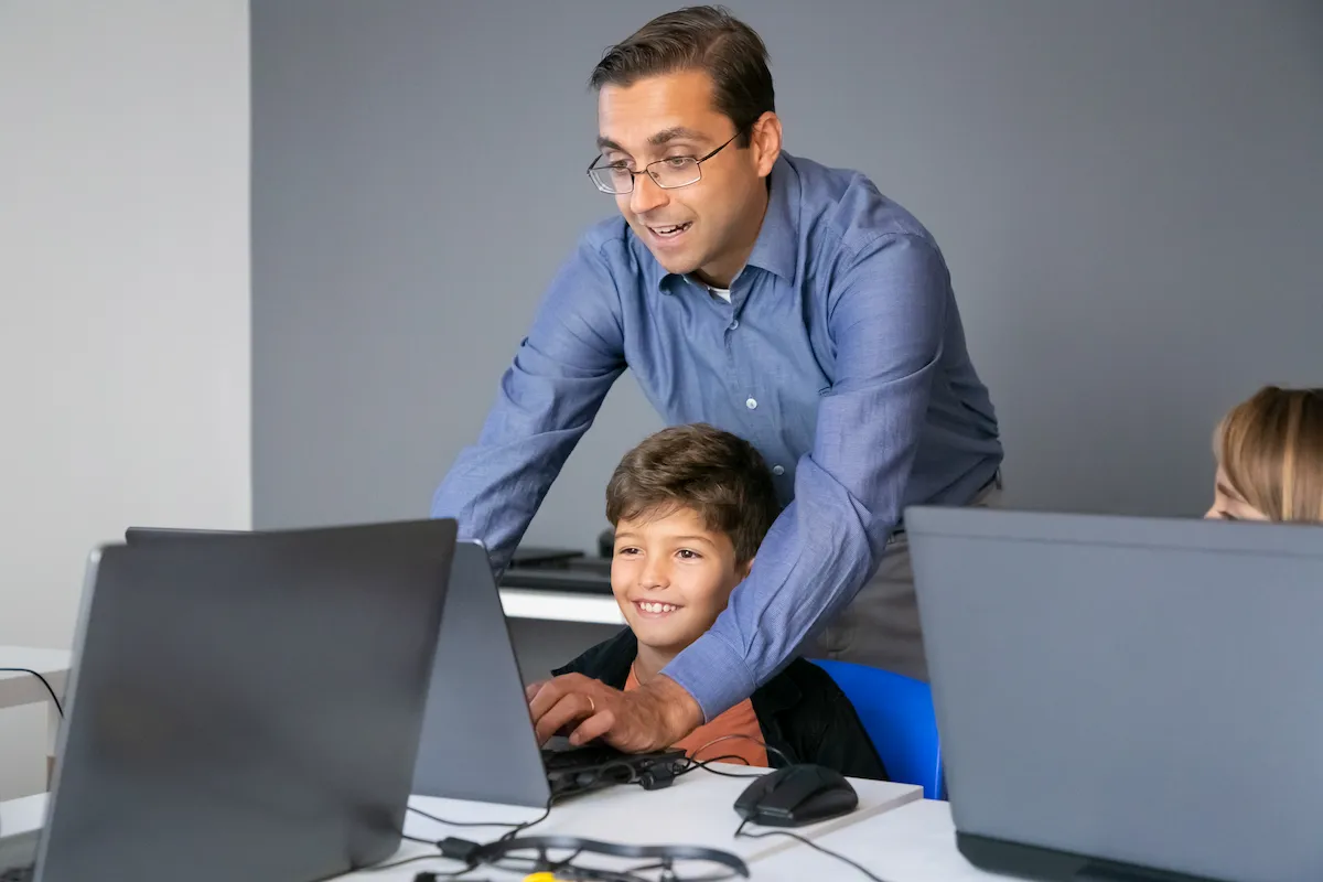 teacher teach coding for kids